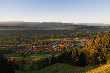 Deutschland, Oberbayern, Hohenpeissenberg mit Alpen im Hintergrund - SIEF004606