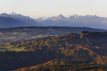 Deutschland, Oberbayern, Hohenpeissenberg mit Alpen im Hintergrund - SIEF004604