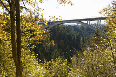 Germany, Upper Bavaria, Ammer canyon with Echelsbach bridge - SIEF004593