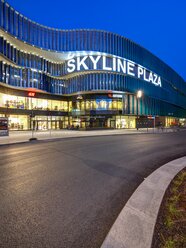 Deutschland, Hessen, Frankfurt, Europaviertel, Einkaufszentrum Skyline Plaza am Abend - AMF001069