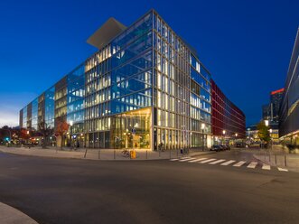 Deutschland, Hessen, Frankfurt, Europaviertel, Bank BNP Paribas am Abend - AMF001070