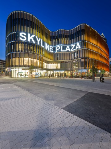 Deutschland, Hessen, Frankfurt, Europaviertel, Einkaufszentrum Skyline Plaza am Abend, lizenzfreies Stockfoto