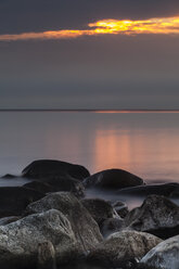 Deutschland, Ostsee, Lübecker Bucht, Steine am Abend - SR000377