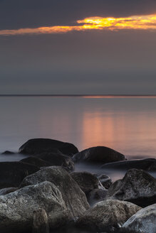 Deutschland, Ostsee, Lübecker Bucht, Steine am Abend - SR000377