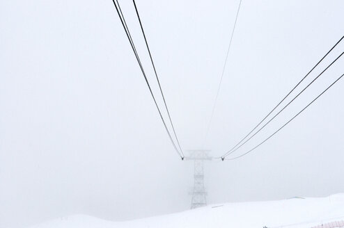 Schweiz, Arosa, Seilbahn im Nebel - AWDF000702