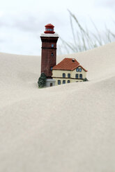 Deutschland, Amrum, Modelle von Leuchtturm und Haus im Sand - AWDF000727