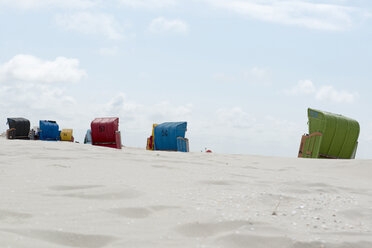 Deutschland, Amrum, Strandkörbe am Strand - AWDF000729