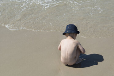 Deutschland, Amrum, Kleiner Junge spielt am Strand, Rückansicht - AWDF000742