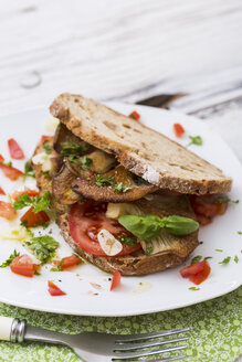 Brotscheiben mit gebratenen Austernpilzen und Tomaten - STB000137