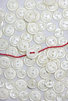 Pearl buttons, red thread - HSTF000031