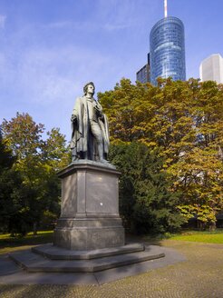 Deutschland, Hessen, Frankfurt am Main, Schillerdenkmal, im Hintergrund die Helaba Landesbank - AMF001088