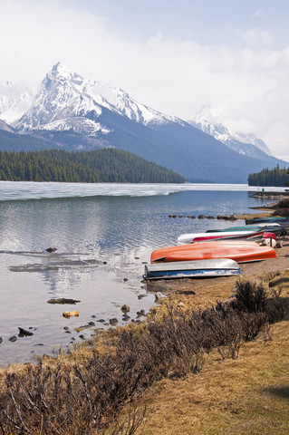 Kanada, Alberta, Rocky Mountains, Maligne Lake, Ruderboote am Seeufer, lizenzfreies Stockfoto