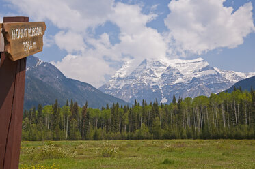 Canada, British Columbia, Rocky Mountains, Mount Robson, Mount Robson Provincial Park, Postsign - UMF000656