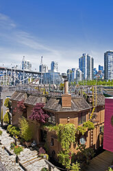 Kanada, Britisch-Kolumbien, Vancouver, Blick von Granville Island, schwimmendes Haus im Vordergund - UM000661