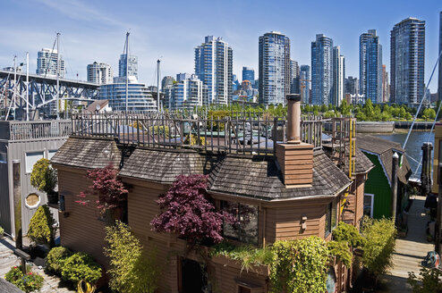 Kanada, Britisch-Kolumbien, Vancouver, Blick von Granville Island, schwimmendes Haus im Vordergund - UM000662
