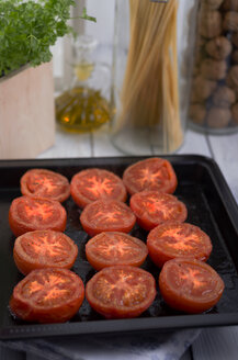 Gegrillte Tomaten auf einem Backblech, Studioaufnahme - ODF000654