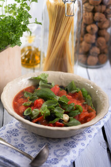 Sauce aus gegrillten Tomaten mit schwarzen Oliven und Basilikumblättern, Studioaufnahme - ODF000652