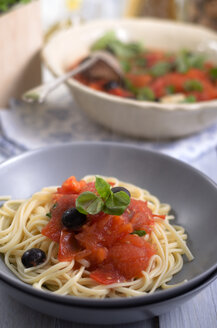 Spaghetti mit Soße aus gegrillten Tomaten mit schwarzen Oliven und Basilikumblättern, Studioaufnahme - ODF000650