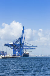 Spain, Andalusia, Algeciras, Cargo ship at pier - KB000030