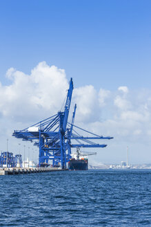 Spanien, Andalusien, Algeciras, Frachtschiff am Pier - KB000030