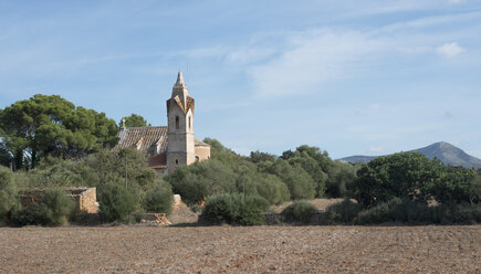 Spanien, Balearische Inseln, Mallorca, Blick auf son serra de marina, Kirche - HL000267