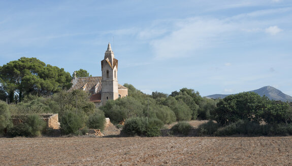 Spanien, Balearische Inseln, Mallorca, Blick auf son serra de marina, Kirche - HL000267