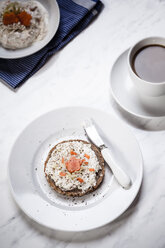 Deutsches dunkles Mehrkornbrot mit Frischkäse und Karotten, Tasse Kaffee - SBDF000326