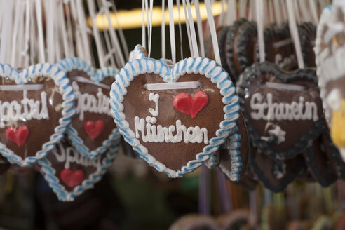 Deutschland, München, Deutsche Lebkuchenherzen auf dem Viktualienmarkt - SBDF000342