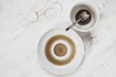 Kaffeetasse mit Kaffeeresten auf weißer Marmorplatte - SBDF000343