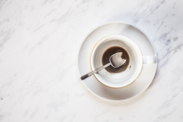 Cup of coffee with vestiges of coffee on white marble panel - SBDF000344