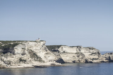 Frankreich, Korsika, Bonifacio, Capo Pertusato, Kreidefelsen mit Semaphor - SBDF000316