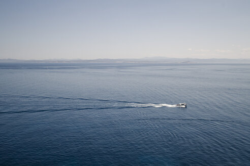 Frankreich, Korsika, Mittelmeer, Blick von Bonifacio, Boot vor der Küste Sardiniens - SBD000317