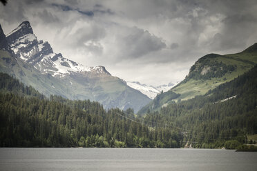 Schweiz, Schweizer Alpen in Rodi-Fiesso mit See - SBDF000322