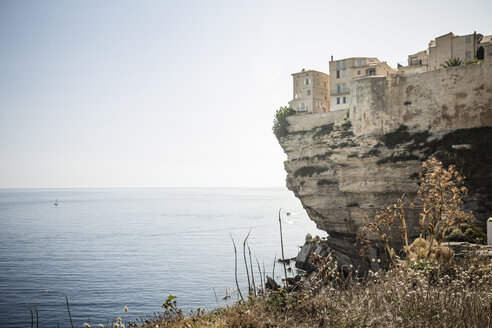 Frankreich, Korsika, Bonifacio, auf Kreidefelsen - SBDF000324