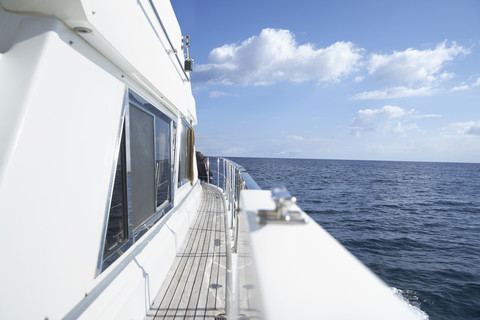 Italien, Sardinien, Planken eines Yachtdecks, lizenzfreies Stockfoto