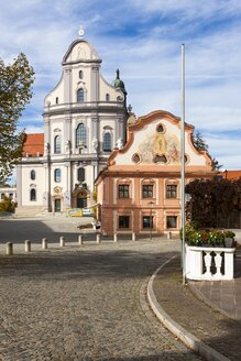 Deutschland, Bayern, Oberbayern, Altötting, Wallfahrtskirche St. Anna und ehemaliges Franziskanerhaus - AM001142