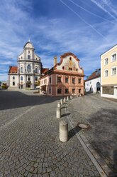 Deutschland, Bayern, Oberbayern, Altötting, Wallfahrtskirche St. Anna und ehemaliges Franziskanerhaus - AM001130