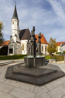 Deutschland, Bayern, Oberbayern, Altoetting, Brunnen mit Figuren, hinter Stiftskirche - AM001136