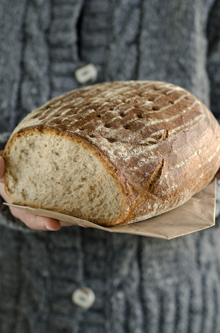 Hände halten gemischtes Weizen- und Roggenbrot, Nahaufnahme, lizenzfreies Stockfoto