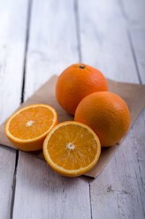 Bio-Orangen auf Holztisch, Studioaufnahme - ODF000663