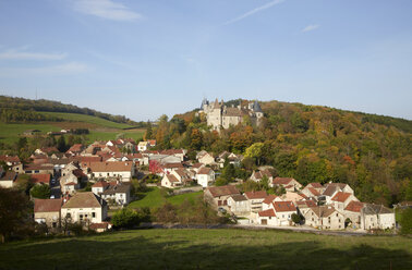 France, Cote-d'Or, Burgund, La Rochepot with Chateau de la Rochepot - DHL000169