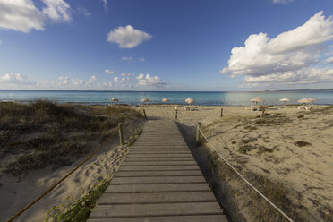 Spanien, Formentera, Es Arenals, Holzpromenade am Strand - CM000015