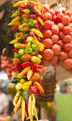 Spanien, Balearische Inseln, Mallorca, Palma, Gemüsemarkt, Tomaten und Paprika - HL000282