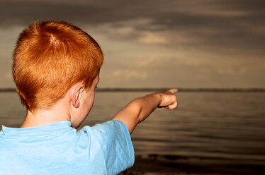 Germany, Schleswig-Holstein, Flensburg Fiord, Boy pointing at sea - JEDF000036