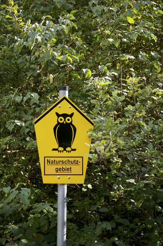 Deutschland, Mecklenburg-Vorpommern, Schaalsee, Wegweiser im Wald, lizenzfreies Stockfoto