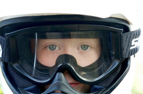 Deutschland, Zarrentin, Junge mit Motorradhelm, lizenzfreies Stockfoto