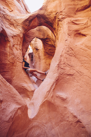 USA, Utah, Escalante, Peek-A-Boo und Spooky Slot Canyons, junge Frau betrachtet die Schönheit der Natur, lizenzfreies Stockfoto