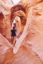 USA, Utah, Escalante, Peek-A-Boo und Spooky Slot Canyons, junge Frau betrachtet die Schönheit der Natur - MBEF000826