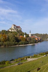 Deutschland, Bayern, Burghausen, Burganlage mit Salzach - AMF001138