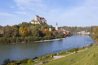 Deutschland, Bayern, Burghausen, Burganlage mit Salzach - AMF001121